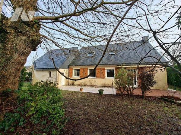 Maison composée d'un salon/séjour avec cheminée, 1 cuisine A/E, 1 chambre et une salle de jeux ...