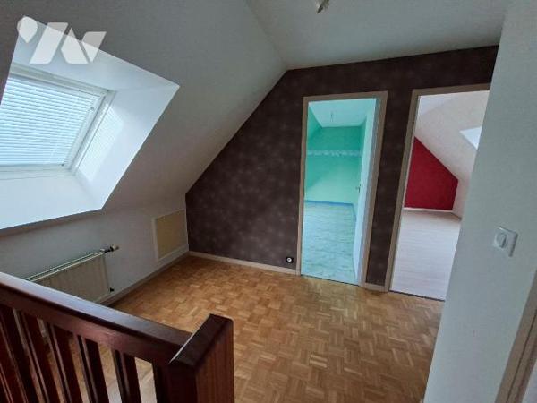 Maison composée d'un salon/séjour avec cheminée, 1 cuisine A/E, 1 chambre et une salle de jeux ...