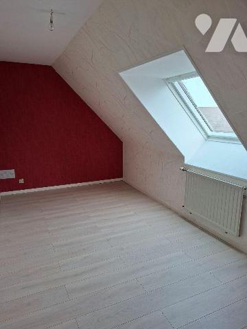 Maison composée d'un salon/séjour avec cheminée, 1 cuisine A/E, 1 chambre et une salle de jeux ...