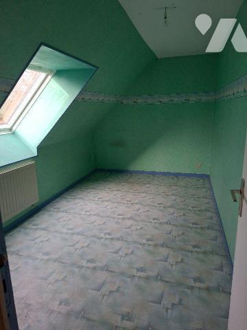 Maison composée d'un salon/séjour avec cheminée, 1 cuisine A/E, 1 chambre et une salle de jeux ...