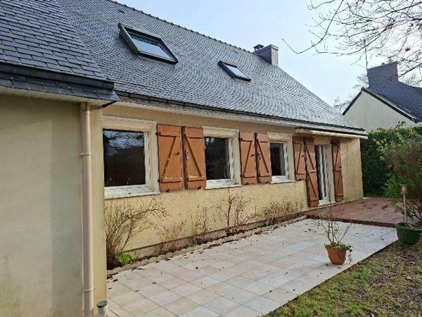 Maison composée d'un salon/séjour avec cheminée, 1 cuisine A/E, 1 chambre et une salle de jeux ...