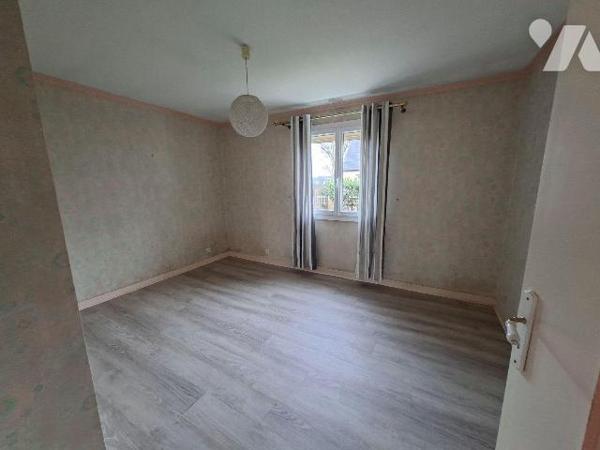 Maison composée d'un salon/séjour avec cheminée, 1 cuisine A/E, 1 chambre et une salle de jeux ...