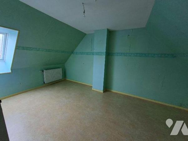 Maison composée d'un salon/séjour avec cheminée, 1 cuisine A/E, 1 chambre et une salle de jeux ...