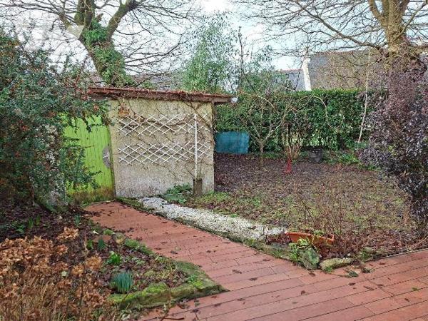 Maison composée d'un salon/séjour avec cheminée, 1 cuisine A/E, 1 chambre et une salle de jeux ...