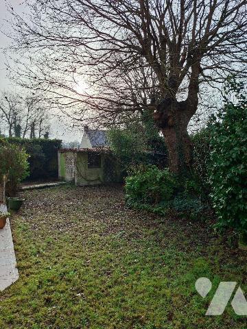 Maison composée d'un salon/séjour avec cheminée, 1 cuisine A/E, 1 chambre et une salle de jeux ...