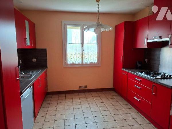 Maison composée d'un salon/séjour avec cheminée, 1 cuisine A/E, 1 chambre et une salle de jeux ...