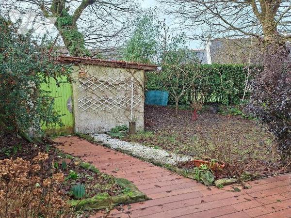 Maison composée d'un salon/séjour avec cheminée, 1 cuisine A/E, 1 chambre et une salle de jeux ...