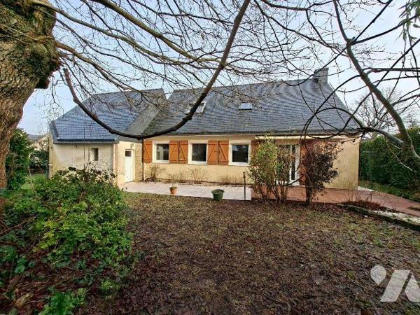 Maison composée d'un salon/séjour avec cheminée, 1 cuisine A/E, 1 chambre et une salle de jeux ...