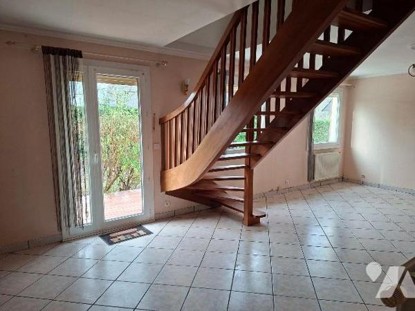 Maison composée d'un salon/séjour avec cheminée, 1 cuisine A/E, 1 chambre et une salle de jeux ...