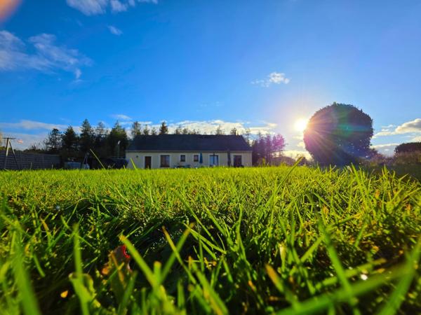 Maison contemporaine de plain-pied, son garage, ses dépendances et son terrain de 46ares !! Inédit sur le secteur !!!!