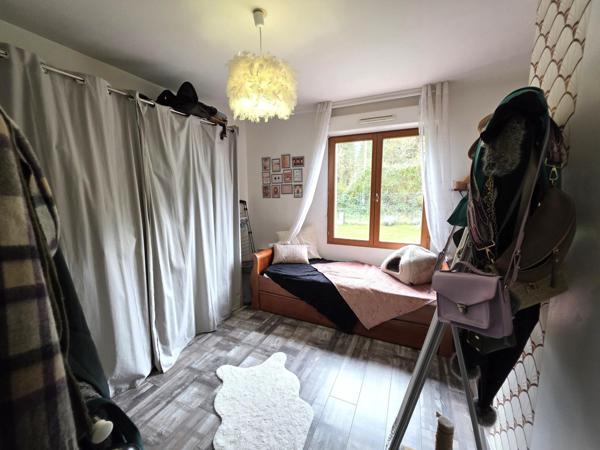 Maison contemporaine de plain-pied, son garage, ses dépendances et son terrain de 46ares !! Inédit sur le secteur !!!!