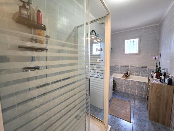 Maison contemporaine de plain-pied, son garage, ses dépendances et son terrain de 46ares !! Inédit sur le secteur !!!!