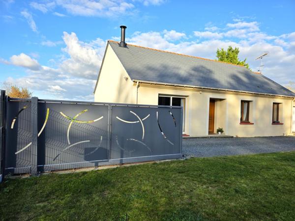 Maison contemporaine de plain-pied, son garage, ses dépendances et son terrain de 46ares !! Inédit sur le secteur !!!!