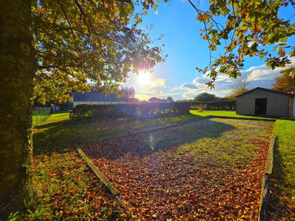 Maison contemporaine de plain-pied, son garage, ses dépendances et son terrain de 46ares !! Inédit sur le secteur !!!!