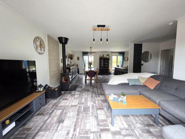 Maison contemporaine de plain-pied, son garage, ses dépendances et son terrain de 46ares !! Inédit sur le secteur !!!!