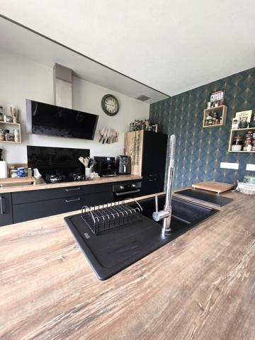 Maison contemporaine de plain-pied, son garage, ses dépendances et son terrain de 46ares !! Inédit sur le secteur !!!!