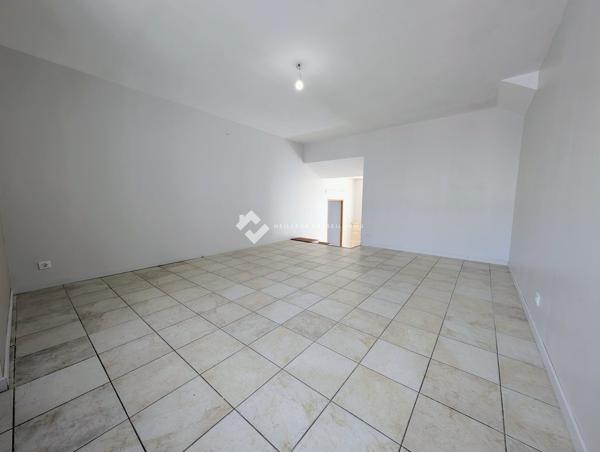 MAISON SAINT BENOIT BOURG, 260M², 7 CHAMBRES ET UN STUDIO, GARAGE, JARDIN.