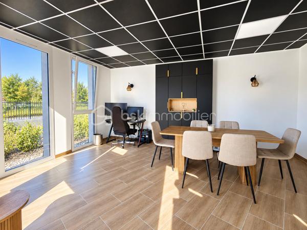 À proximité immédiate du centre-ville de Rumilly, découvrez ce local professionnel de 114 m² situé en rez-de-chaussée d’une copropriété récente, au cœur d’un quartier en plein développement.

Entièrement aménagé, il se compose actuellement de 4 bureaux indépendants, d’un espace d’attente, d’une cuisine et de sanitaires communs.

Sa configuration offre un potentiel locatif annuel estimé entre 20 000 € et 24 000 € HT, constituant une opportunité intéressante pour un investisseur à la recherche d’un actif professionnel récent et modulable.

Les cloisons intérieures non porteuses permettent de repenser facilement les volumes selon votre projet : professions libérales, cabinet, bureaux, coworking ou activité tertiaire.

Le local est vendu dans son intégralité et bénéficie de 5 places de stationnement privatives ainsi que de très faibles charges de copropriété.

Le prix indiqué dans l’annonce est exprimé hors taxes (HT).
TVA applicable : 20 %.

Un bien polyvalent, idéalement situé, adapté aussi bien à un investissement locatif qu’à l’installation de votre propre activité professionnelle.

Pour plus d’informations ou organiser une visite, contactez-moi.