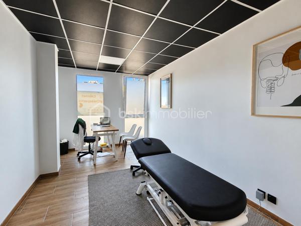 À proximité immédiate du centre-ville de Rumilly, découvrez ce local professionnel de 114 m² situé en rez-de-chaussée d’une copropriété récente, au cœur d’un quartier en plein développement.

Entièrement aménagé, il se compose actuellement de 4 bureaux indépendants, d’un espace d’attente, d’une cuisine et de sanitaires communs.

Sa configuration offre un potentiel locatif annuel estimé entre 20 000 € et 24 000 € HT, constituant une opportunité intéressante pour un investisseur à la recherche d’un actif professionnel récent et modulable.

Les cloisons intérieures non porteuses permettent de repenser facilement les volumes selon votre projet : professions libérales, cabinet, bureaux, coworking ou activité tertiaire.

Le local est vendu dans son intégralité et bénéficie de 5 places de stationnement privatives ainsi que de très faibles charges de copropriété.

Le prix indiqué dans l’annonce est exprimé hors taxes (HT).
TVA applicable : 20 %.

Un bien polyvalent, idéalement situé, adapté aussi bien à un investissement locatif qu’à l’installation de votre propre activité professionnelle.

Pour plus d’informations ou organiser une visite, contactez-moi.