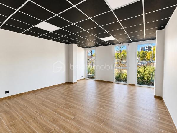 À proximité immédiate du centre-ville de Rumilly, découvrez ce local professionnel de 114 m² situé en rez-de-chaussée d’une copropriété récente, au cœur d’un quartier en plein développement.

Entièrement aménagé, il se compose actuellement de 4 bureaux indépendants, d’un espace d’attente, d’une cuisine et de sanitaires communs.

Sa configuration offre un potentiel locatif annuel estimé entre 20 000 € et 24 000 € HT, constituant une opportunité intéressante pour un investisseur à la recherche d’un actif professionnel récent et modulable.

Les cloisons intérieures non porteuses permettent de repenser facilement les volumes selon votre projet : professions libérales, cabinet, bureaux, coworking ou activité tertiaire.

Le local est vendu dans son intégralité et bénéficie de 5 places de stationnement privatives ainsi que de très faibles charges de copropriété.

Le prix indiqué dans l’annonce est exprimé hors taxes (HT).
TVA applicable : 20 %.

Un bien polyvalent, idéalement situé, adapté aussi bien à un investissement locatif qu’à l’installation de votre propre activité professionnelle.

Pour plus d’informations ou organiser une visite, contactez-moi.