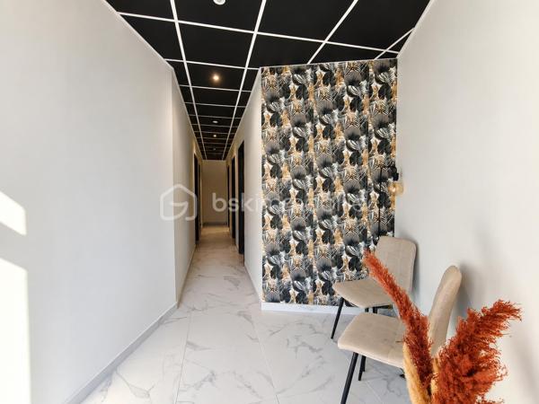 À proximité immédiate du centre-ville de Rumilly, découvrez ce local professionnel de 114 m² situé en rez-de-chaussée d’une copropriété récente, au cœur d’un quartier en plein développement.

Entièrement aménagé, il se compose actuellement de 4 bureaux indépendants, d’un espace d’attente, d’une cuisine et de sanitaires communs.

Sa configuration offre un potentiel locatif annuel estimé entre 20 000 € et 24 000 € HT, constituant une opportunité intéressante pour un investisseur à la recherche d’un actif professionnel récent et modulable.

Les cloisons intérieures non porteuses permettent de repenser facilement les volumes selon votre projet : professions libérales, cabinet, bureaux, coworking ou activité tertiaire.

Le local est vendu dans son intégralité et bénéficie de 5 places de stationnement privatives ainsi que de très faibles charges de copropriété.

Le prix indiqué dans l’annonce est exprimé hors taxes (HT).
TVA applicable : 20 %.

Un bien polyvalent, idéalement situé, adapté aussi bien à un investissement locatif qu’à l’installation de votre propre activité professionnelle.

Pour plus d’informations ou organiser une visite, contactez-moi.