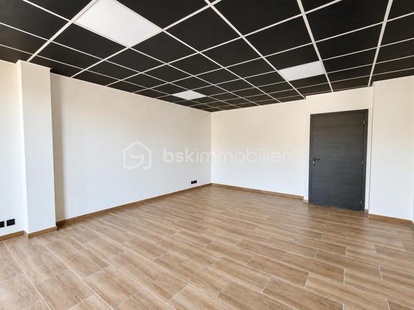 À proximité immédiate du centre-ville de Rumilly, découvrez ce local professionnel de 114 m² situé en rez-de-chaussée d’une copropriété récente, au cœur d’un quartier en plein développement.

Entièrement aménagé, il se compose actuellement de 4 bureaux indépendants, d’un espace d’attente, d’une cuisine et de sanitaires communs.

Sa configuration offre un potentiel locatif annuel estimé entre 20 000 € et 24 000 € HT, constituant une opportunité intéressante pour un investisseur à la recherche d’un actif professionnel récent et modulable.

Les cloisons intérieures non porteuses permettent de repenser facilement les volumes selon votre projet : professions libérales, cabinet, bureaux, coworking ou activité tertiaire.

Le local est vendu dans son intégralité et bénéficie de 5 places de stationnement privatives ainsi que de très faibles charges de copropriété.

Le prix indiqué dans l’annonce est exprimé hors taxes (HT).
TVA applicable : 20 %.

Un bien polyvalent, idéalement situé, adapté aussi bien à un investissement locatif qu’à l’installation de votre propre activité professionnelle.

Pour plus d’informations ou organiser une visite, contactez-moi.