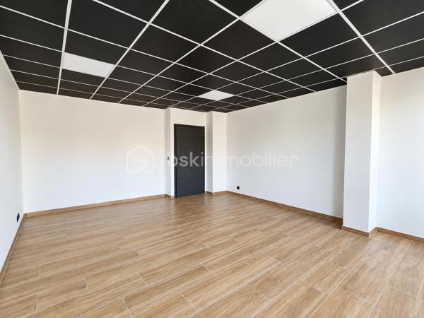 À proximité immédiate du centre-ville de Rumilly, découvrez ce local professionnel de 114 m² situé en rez-de-chaussée d’une copropriété récente, au cœur d’un quartier en plein développement.

Entièrement aménagé, il se compose actuellement de 4 bureaux indépendants, d’un espace d’attente, d’une cuisine et de sanitaires communs.

Sa configuration offre un potentiel locatif annuel estimé entre 20 000 € et 24 000 € HT, constituant une opportunité intéressante pour un investisseur à la recherche d’un actif professionnel récent et modulable.

Les cloisons intérieures non porteuses permettent de repenser facilement les volumes selon votre projet : professions libérales, cabinet, bureaux, coworking ou activité tertiaire.

Le local est vendu dans son intégralité et bénéficie de 5 places de stationnement privatives ainsi que de très faibles charges de copropriété.

Le prix indiqué dans l’annonce est exprimé hors taxes (HT).
TVA applicable : 20 %.

Un bien polyvalent, idéalement situé, adapté aussi bien à un investissement locatif qu’à l’installation de votre propre activité professionnelle.

Pour plus d’informations ou organiser une visite, contactez-moi.