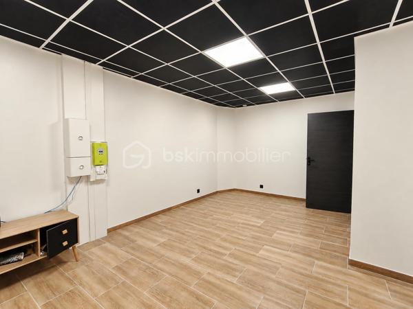 À proximité immédiate du centre-ville de Rumilly, découvrez ce local professionnel de 114 m² situé en rez-de-chaussée d’une copropriété récente, au cœur d’un quartier en plein développement.

Entièrement aménagé, il se compose actuellement de 4 bureaux indépendants, d’un espace d’attente, d’une cuisine et de sanitaires communs.

Sa configuration offre un potentiel locatif annuel estimé entre 20 000 € et 24 000 € HT, constituant une opportunité intéressante pour un investisseur à la recherche d’un actif professionnel récent et modulable.

Les cloisons intérieures non porteuses permettent de repenser facilement les volumes selon votre projet : professions libérales, cabinet, bureaux, coworking ou activité tertiaire.

Le local est vendu dans son intégralité et bénéficie de 5 places de stationnement privatives ainsi que de très faibles charges de copropriété.

Le prix indiqué dans l’annonce est exprimé hors taxes (HT).
TVA applicable : 20 %.

Un bien polyvalent, idéalement situé, adapté aussi bien à un investissement locatif qu’à l’installation de votre propre activité professionnelle.

Pour plus d’informations ou organiser une visite, contactez-moi.