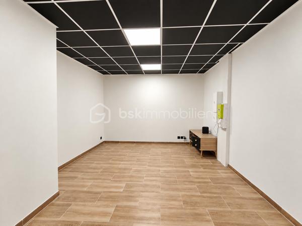 À proximité immédiate du centre-ville de Rumilly, découvrez ce local professionnel de 114 m² situé en rez-de-chaussée d’une copropriété récente, au cœur d’un quartier en plein développement.

Entièrement aménagé, il se compose actuellement de 4 bureaux indépendants, d’un espace d’attente, d’une cuisine et de sanitaires communs.

Sa configuration offre un potentiel locatif annuel estimé entre 20 000 € et 24 000 € HT, constituant une opportunité intéressante pour un investisseur à la recherche d’un actif professionnel récent et modulable.

Les cloisons intérieures non porteuses permettent de repenser facilement les volumes selon votre projet : professions libérales, cabinet, bureaux, coworking ou activité tertiaire.

Le local est vendu dans son intégralité et bénéficie de 5 places de stationnement privatives ainsi que de très faibles charges de copropriété.

Le prix indiqué dans l’annonce est exprimé hors taxes (HT).
TVA applicable : 20 %.

Un bien polyvalent, idéalement situé, adapté aussi bien à un investissement locatif qu’à l’installation de votre propre activité professionnelle.

Pour plus d’informations ou organiser une visite, contactez-moi.