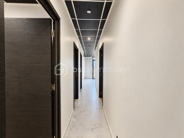 À proximité immédiate du centre-ville de Rumilly, découvrez ce local professionnel de 114 m² situé en rez-de-chaussée d’une copropriété récente, au cœur d’un quartier en plein développement.

Entièrement aménagé, il se compose actuellement de 4 bureaux indépendants, d’un espace d’attente, d’une cuisine et de sanitaires communs.

Sa configuration offre un potentiel locatif annuel estimé entre 20 000 € et 24 000 € HT, constituant une opportunité intéressante pour un investisseur à la recherche d’un actif professionnel récent et modulable.

Les cloisons intérieures non porteuses permettent de repenser facilement les volumes selon votre projet : professions libérales, cabinet, bureaux, coworking ou activité tertiaire.

Le local est vendu dans son intégralité et bénéficie de 5 places de stationnement privatives ainsi que de très faibles charges de copropriété.

Le prix indiqué dans l’annonce est exprimé hors taxes (HT).
TVA applicable : 20 %.

Un bien polyvalent, idéalement situé, adapté aussi bien à un investissement locatif qu’à l’installation de votre propre activité professionnelle.

Pour plus d’informations ou organiser une visite, contactez-moi.