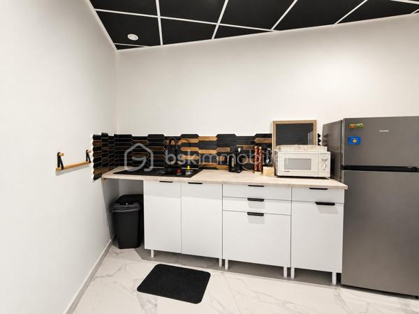 À proximité immédiate du centre-ville de Rumilly, découvrez ce local professionnel de 114 m² situé en rez-de-chaussée d’une copropriété récente, au cœur d’un quartier en plein développement.

Entièrement aménagé, il se compose actuellement de 4 bureaux indépendants, d’un espace d’attente, d’une cuisine et de sanitaires communs.

Sa configuration offre un potentiel locatif annuel estimé entre 20 000 € et 24 000 € HT, constituant une opportunité intéressante pour un investisseur à la recherche d’un actif professionnel récent et modulable.

Les cloisons intérieures non porteuses permettent de repenser facilement les volumes selon votre projet : professions libérales, cabinet, bureaux, coworking ou activité tertiaire.

Le local est vendu dans son intégralité et bénéficie de 5 places de stationnement privatives ainsi que de très faibles charges de copropriété.

Le prix indiqué dans l’annonce est exprimé hors taxes (HT).
TVA applicable : 20 %.

Un bien polyvalent, idéalement situé, adapté aussi bien à un investissement locatif qu’à l’installation de votre propre activité professionnelle.

Pour plus d’informations ou organiser une visite, contactez-moi.