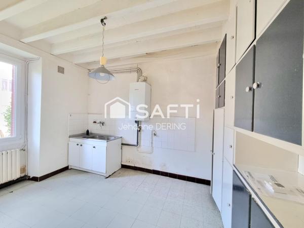 Située en plein bourg, très beau potentiel