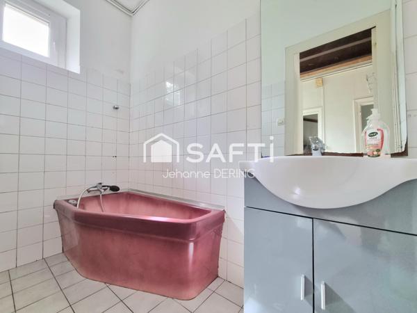 Située en plein bourg, très beau potentiel