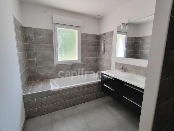 Maison à vendre 5 pièces JOIGNY (89) plain pied de 2018  3 chambres Garage Terrain de 800 m2