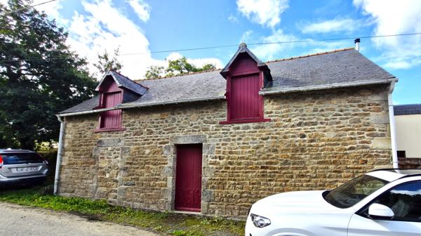 TRES JOLIE MAISON EN PIERRE ET UNE DEPANDANCE