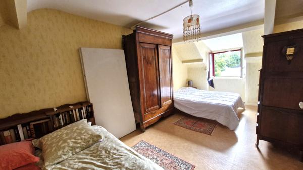 TRES JOLIE MAISON EN PIERRE ET UNE DEPANDANCE