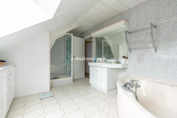 Vente                                                      Maison
                        
                     8 pièces                      200 m2                     à Santeny