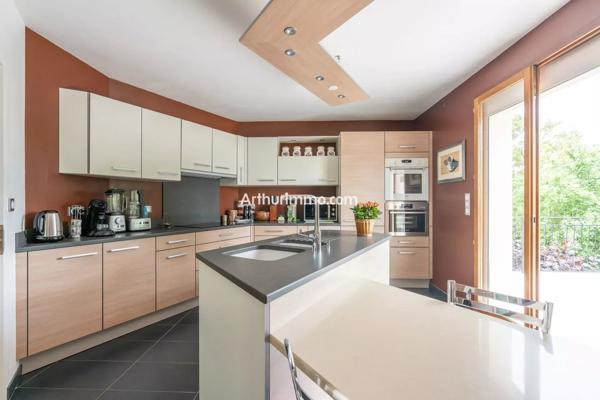 Vente                                                      Maison
                        
                     8 pièces                      200 m2                     à Santeny