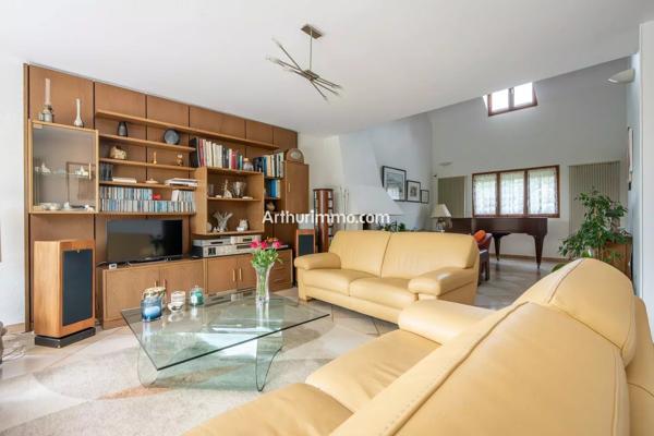 Vente                                                      Maison
                        
                     8 pièces                      200 m2                     à Santeny