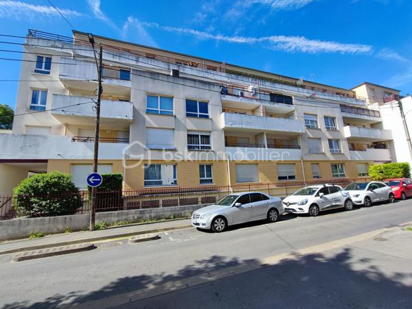 Description
Appartement 3 pièces 64 m² terrasse et Jardin  Quartier centre ville Gare
Venez Découvrir ce magnifique appartement de 3 pièces offrant une belle distribution des espaces ,
Il se compose d'une belle entrée avec placard , Toilette indépendant ,
Un séjour salon très lumineux donnant sur terrasse et jardin , Cuisine ouverte totalement aménagée et équipée,
A L'étage : palier avec divers placard sur mesure ,
Deux magnifique chambres avec balcon ,
Une salle de douche récente
Un WC. indépendant.
Vous profiterez également d'une jolie terrasse idéale pour profiter des beaux jours et recevoir.
- Ce bien est complété par Une place de parking en sous-sol, un véritable atout au quotidien.
- Chauffage individuel électrique
- Alarme
- Volet électrique motorisé
- Taxes Foncières 1300 euros
- Exposition SUD/OUEST.
- Possibilité Location 1 autre place de Parking .
 
Situé à proximité immédiate des écoles et des commerces, et à moins de 2 minutes à pied du RER E, il bénéficie d’un emplacement pratique et recherché.
👉 Un bien rare sur le secteur, à visiter sans tarder !
VISITE POSSIBLE 7 / JOURS / 7
