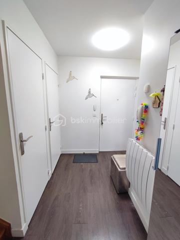 Description
Appartement 3 pièces 64 m² terrasse et Jardin  Quartier centre ville Gare
Venez Découvrir ce magnifique appartement de 3 pièces offrant une belle distribution des espaces ,
Il se compose d'une belle entrée avec placard , Toilette indépendant ,
Un séjour salon très lumineux donnant sur terrasse et jardin , Cuisine ouverte totalement aménagée et équipée,
A L'étage : palier avec divers placard sur mesure ,
Deux magnifique chambres avec balcon ,
Une salle de douche récente
Un WC. indépendant.
Vous profiterez également d'une jolie terrasse idéale pour profiter des beaux jours et recevoir.
- Ce bien est complété par Une place de parking en sous-sol, un véritable atout au quotidien.
- Chauffage individuel électrique
- Alarme
- Volet électrique motorisé
- Taxes Foncières 1300 euros
- Exposition SUD/OUEST.
- Possibilité Location 1 autre place de Parking .
 
Situé à proximité immédiate des écoles et des commerces, et à moins de 2 minutes à pied du RER E, il bénéficie d’un emplacement pratique et recherché.
👉 Un bien rare sur le secteur, à visiter sans tarder !
VISITE POSSIBLE 7 / JOURS / 7