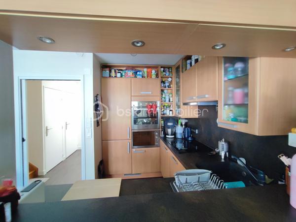 Description
Appartement 3 pièces 64 m² terrasse et Jardin  Quartier centre ville Gare
Venez Découvrir ce magnifique appartement de 3 pièces offrant une belle distribution des espaces ,
Il se compose d'une belle entrée avec placard , Toilette indépendant ,
Un séjour salon très lumineux donnant sur terrasse et jardin , Cuisine ouverte totalement aménagée et équipée,
A L'étage : palier avec divers placard sur mesure ,
Deux magnifique chambres avec balcon ,
Une salle de douche récente
Un WC. indépendant.
Vous profiterez également d'une jolie terrasse idéale pour profiter des beaux jours et recevoir.
- Ce bien est complété par Une place de parking en sous-sol, un véritable atout au quotidien.
- Chauffage individuel électrique
- Alarme
- Volet électrique motorisé
- Taxes Foncières 1300 euros
- Exposition SUD/OUEST.
- Possibilité Location 1 autre place de Parking .
 
Situé à proximité immédiate des écoles et des commerces, et à moins de 2 minutes à pied du RER E, il bénéficie d’un emplacement pratique et recherché.
👉 Un bien rare sur le secteur, à visiter sans tarder !
VISITE POSSIBLE 7 / JOURS / 7