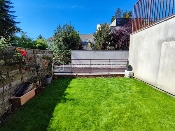 Description
Appartement 3 pièces 64 m² terrasse et Jardin  Quartier centre ville Gare
Venez Découvrir ce magnifique appartement de 3 pièces offrant une belle distribution des espaces ,
Il se compose d'une belle entrée avec placard , Toilette indépendant ,
Un séjour salon très lumineux donnant sur terrasse et jardin , Cuisine ouverte totalement aménagée et équipée,
A L'étage : palier avec divers placard sur mesure ,
Deux magnifique chambres avec balcon ,
Une salle de douche récente
Un WC. indépendant.
Vous profiterez également d'une jolie terrasse idéale pour profiter des beaux jours et recevoir.
- Ce bien est complété par Une place de parking en sous-sol, un véritable atout au quotidien.
- Chauffage individuel électrique
- Alarme
- Volet électrique motorisé
- Taxes Foncières 1300 euros
- Exposition SUD/OUEST.
- Possibilité Location 1 autre place de Parking .
 
Situé à proximité immédiate des écoles et des commerces, et à moins de 2 minutes à pied du RER E, il bénéficie d’un emplacement pratique et recherché.
👉 Un bien rare sur le secteur, à visiter sans tarder !
VISITE POSSIBLE 7 / JOURS / 7