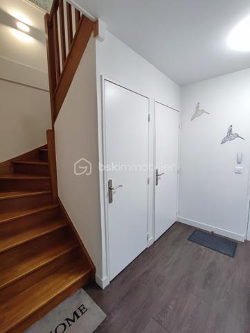 Description
Appartement 3 pièces 64 m² terrasse et Jardin  Quartier centre ville Gare
Venez Découvrir ce magnifique appartement de 3 pièces offrant une belle distribution des espaces ,
Il se compose d'une belle entrée avec placard , Toilette indépendant ,
Un séjour salon très lumineux donnant sur terrasse et jardin , Cuisine ouverte totalement aménagée et équipée,
A L'étage : palier avec divers placard sur mesure ,
Deux magnifique chambres avec balcon ,
Une salle de douche récente
Un WC. indépendant.
Vous profiterez également d'une jolie terrasse idéale pour profiter des beaux jours et recevoir.
- Ce bien est complété par Une place de parking en sous-sol, un véritable atout au quotidien.
- Chauffage individuel électrique
- Alarme
- Volet électrique motorisé
- Taxes Foncières 1300 euros
- Exposition SUD/OUEST.
- Possibilité Location 1 autre place de Parking .
 
Situé à proximité immédiate des écoles et des commerces, et à moins de 2 minutes à pied du RER E, il bénéficie d’un emplacement pratique et recherché.
👉 Un bien rare sur le secteur, à visiter sans tarder !
VISITE POSSIBLE 7 / JOURS / 7