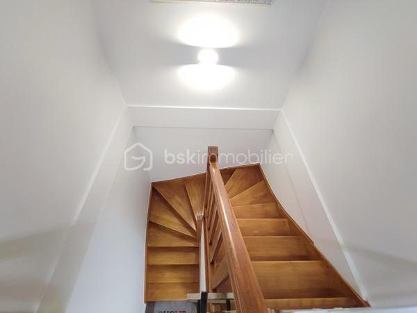 Description
Appartement 3 pièces 64 m² terrasse et Jardin  Quartier centre ville Gare
Venez Découvrir ce magnifique appartement de 3 pièces offrant une belle distribution des espaces ,
Il se compose d'une belle entrée avec placard , Toilette indépendant ,
Un séjour salon très lumineux donnant sur terrasse et jardin , Cuisine ouverte totalement aménagée et équipée,
A L'étage : palier avec divers placard sur mesure ,
Deux magnifique chambres avec balcon ,
Une salle de douche récente
Un WC. indépendant.
Vous profiterez également d'une jolie terrasse idéale pour profiter des beaux jours et recevoir.
- Ce bien est complété par Une place de parking en sous-sol, un véritable atout au quotidien.
- Chauffage individuel électrique
- Alarme
- Volet électrique motorisé
- Taxes Foncières 1300 euros
- Exposition SUD/OUEST.
- Possibilité Location 1 autre place de Parking .
 
Situé à proximité immédiate des écoles et des commerces, et à moins de 2 minutes à pied du RER E, il bénéficie d’un emplacement pratique et recherché.
👉 Un bien rare sur le secteur, à visiter sans tarder !
VISITE POSSIBLE 7 / JOURS / 7