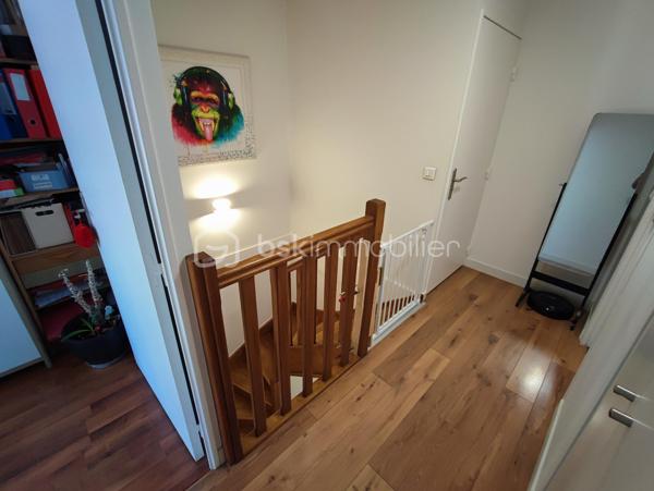 Description
Appartement 3 pièces 64 m² terrasse et Jardin  Quartier centre ville Gare
Venez Découvrir ce magnifique appartement de 3 pièces offrant une belle distribution des espaces ,
Il se compose d'une belle entrée avec placard , Toilette indépendant ,
Un séjour salon très lumineux donnant sur terrasse et jardin , Cuisine ouverte totalement aménagée et équipée,
A L'étage : palier avec divers placard sur mesure ,
Deux magnifique chambres avec balcon ,
Une salle de douche récente
Un WC. indépendant.
Vous profiterez également d'une jolie terrasse idéale pour profiter des beaux jours et recevoir.
- Ce bien est complété par Une place de parking en sous-sol, un véritable atout au quotidien.
- Chauffage individuel électrique
- Alarme
- Volet électrique motorisé
- Taxes Foncières 1300 euros
- Exposition SUD/OUEST.
- Possibilité Location 1 autre place de Parking .
 
Situé à proximité immédiate des écoles et des commerces, et à moins de 2 minutes à pied du RER E, il bénéficie d’un emplacement pratique et recherché.
👉 Un bien rare sur le secteur, à visiter sans tarder !
VISITE POSSIBLE 7 / JOURS / 7