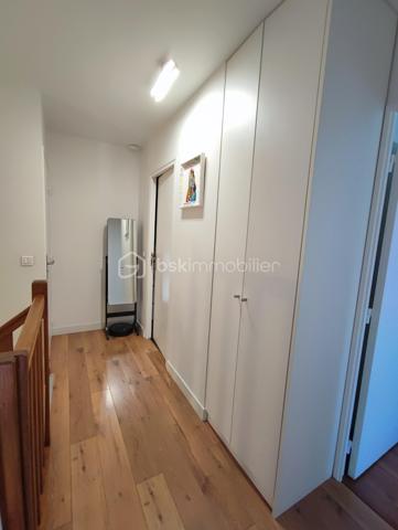 Description
Appartement 3 pièces 64 m² terrasse et Jardin  Quartier centre ville Gare
Venez Découvrir ce magnifique appartement de 3 pièces offrant une belle distribution des espaces ,
Il se compose d'une belle entrée avec placard , Toilette indépendant ,
Un séjour salon très lumineux donnant sur terrasse et jardin , Cuisine ouverte totalement aménagée et équipée,
A L'étage : palier avec divers placard sur mesure ,
Deux magnifique chambres avec balcon ,
Une salle de douche récente
Un WC. indépendant.
Vous profiterez également d'une jolie terrasse idéale pour profiter des beaux jours et recevoir.
- Ce bien est complété par Une place de parking en sous-sol, un véritable atout au quotidien.
- Chauffage individuel électrique
- Alarme
- Volet électrique motorisé
- Taxes Foncières 1300 euros
- Exposition SUD/OUEST.
- Possibilité Location 1 autre place de Parking .
 
Situé à proximité immédiate des écoles et des commerces, et à moins de 2 minutes à pied du RER E, il bénéficie d’un emplacement pratique et recherché.
👉 Un bien rare sur le secteur, à visiter sans tarder !
VISITE POSSIBLE 7 / JOURS / 7