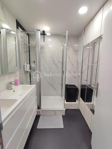 Description
Appartement 3 pièces 64 m² terrasse et Jardin  Quartier centre ville Gare
Venez Découvrir ce magnifique appartement de 3 pièces offrant une belle distribution des espaces ,
Il se compose d'une belle entrée avec placard , Toilette indépendant ,
Un séjour salon très lumineux donnant sur terrasse et jardin , Cuisine ouverte totalement aménagée et équipée,
A L'étage : palier avec divers placard sur mesure ,
Deux magnifique chambres avec balcon ,
Une salle de douche récente
Un WC. indépendant.
Vous profiterez également d'une jolie terrasse idéale pour profiter des beaux jours et recevoir.
- Ce bien est complété par Une place de parking en sous-sol, un véritable atout au quotidien.
- Chauffage individuel électrique
- Alarme
- Volet électrique motorisé
- Taxes Foncières 1300 euros
- Exposition SUD/OUEST.
- Possibilité Location 1 autre place de Parking .
 
Situé à proximité immédiate des écoles et des commerces, et à moins de 2 minutes à pied du RER E, il bénéficie d’un emplacement pratique et recherché.
👉 Un bien rare sur le secteur, à visiter sans tarder !
VISITE POSSIBLE 7 / JOURS / 7