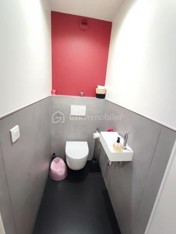 Description
Appartement 3 pièces 64 m² terrasse et Jardin  Quartier centre ville Gare
Venez Découvrir ce magnifique appartement de 3 pièces offrant une belle distribution des espaces ,
Il se compose d'une belle entrée avec placard , Toilette indépendant ,
Un séjour salon très lumineux donnant sur terrasse et jardin , Cuisine ouverte totalement aménagée et équipée,
A L'étage : palier avec divers placard sur mesure ,
Deux magnifique chambres avec balcon ,
Une salle de douche récente
Un WC. indépendant.
Vous profiterez également d'une jolie terrasse idéale pour profiter des beaux jours et recevoir.
- Ce bien est complété par Une place de parking en sous-sol, un véritable atout au quotidien.
- Chauffage individuel électrique
- Alarme
- Volet électrique motorisé
- Taxes Foncières 1300 euros
- Exposition SUD/OUEST.
- Possibilité Location 1 autre place de Parking .
 
Situé à proximité immédiate des écoles et des commerces, et à moins de 2 minutes à pied du RER E, il bénéficie d’un emplacement pratique et recherché.
👉 Un bien rare sur le secteur, à visiter sans tarder !
VISITE POSSIBLE 7 / JOURS / 7
