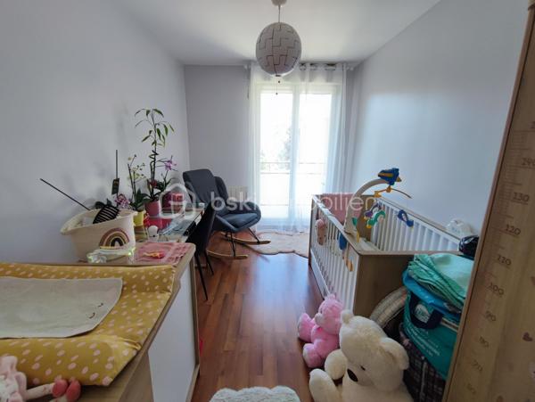 Description
Appartement 3 pièces 64 m² terrasse et Jardin  Quartier centre ville Gare
Venez Découvrir ce magnifique appartement de 3 pièces offrant une belle distribution des espaces ,
Il se compose d'une belle entrée avec placard , Toilette indépendant ,
Un séjour salon très lumineux donnant sur terrasse et jardin , Cuisine ouverte totalement aménagée et équipée,
A L'étage : palier avec divers placard sur mesure ,
Deux magnifique chambres avec balcon ,
Une salle de douche récente
Un WC. indépendant.
Vous profiterez également d'une jolie terrasse idéale pour profiter des beaux jours et recevoir.
- Ce bien est complété par Une place de parking en sous-sol, un véritable atout au quotidien.
- Chauffage individuel électrique
- Alarme
- Volet électrique motorisé
- Taxes Foncières 1300 euros
- Exposition SUD/OUEST.
- Possibilité Location 1 autre place de Parking .
 
Situé à proximité immédiate des écoles et des commerces, et à moins de 2 minutes à pied du RER E, il bénéficie d’un emplacement pratique et recherché.
👉 Un bien rare sur le secteur, à visiter sans tarder !
VISITE POSSIBLE 7 / JOURS / 7